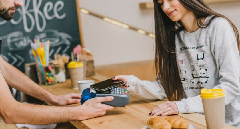 Супермаркеты, фастфуд и маркетплейсы возглавляют топ покупок по детским картам