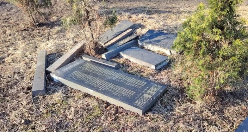 “Мемориальные плиты с марта валяются на земле”: в Костромской области разразился скандал вокруг памятника ВОВ, который начали ремонтировать