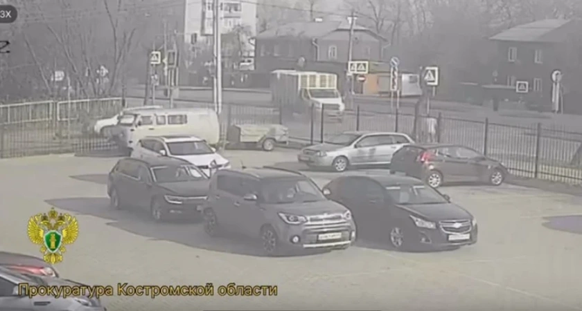 Утреннее ДТП в Костроме: иномарку отбросило на молодую женщину с 3-летней дочкой