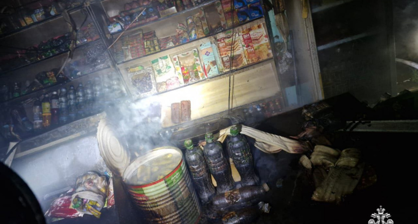 В Костромской области ночью загорелся магазин