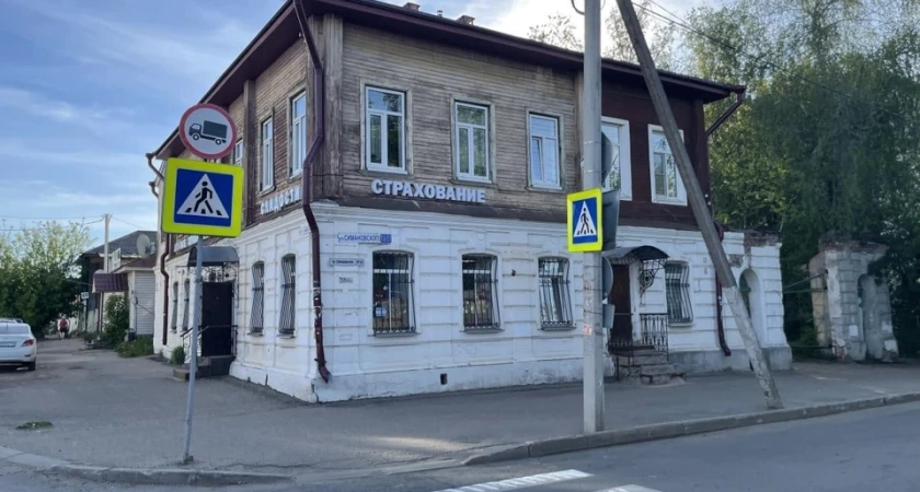 В Костроме на улице Симановского тяжелая техника повредила ворота дома-памятника