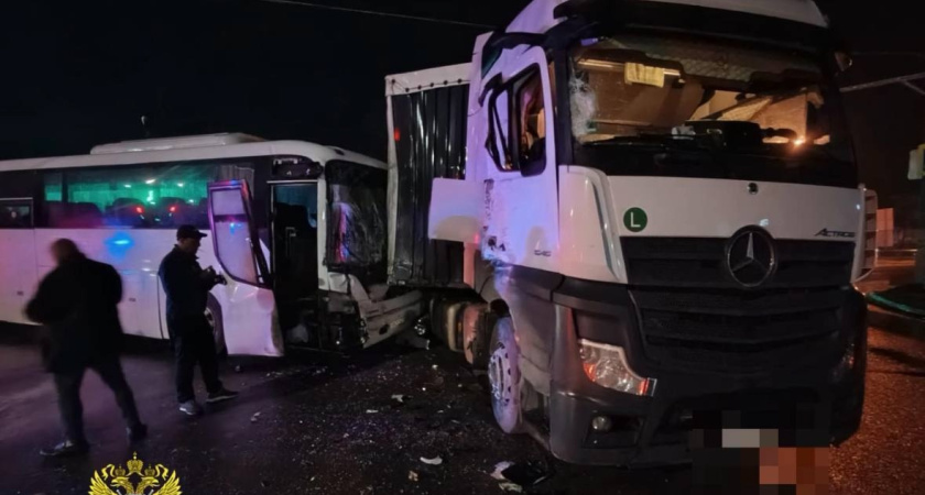 В Костроме столкнулись рейсовый автобус и грузовик: пострадали шесть человек