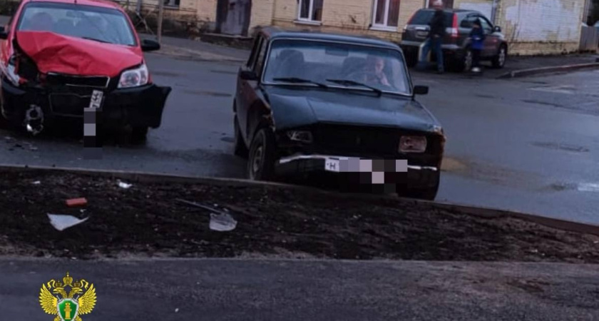 В Костроме на Пятницкой при столкновении двух легковушек пострадали 40-летняя пассажирка с 7-летней девочкой