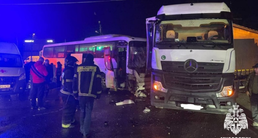 Столкновение фуры и автобуса в Костроме: кто виноват в аварии с шестью пострадавшими?
