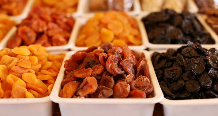 1 столовая ложка — грязь и масляный налет из изюма вытянутся на глазах: мудрые хозяйки моют сухофрукты только так - запомните раз и навсегда