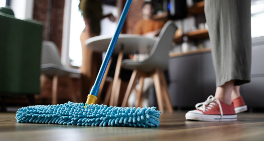 Уксус и сода так не могут: добавила в воду другой «порошок» — и пол сверкает, а еще источает аромат чистоты