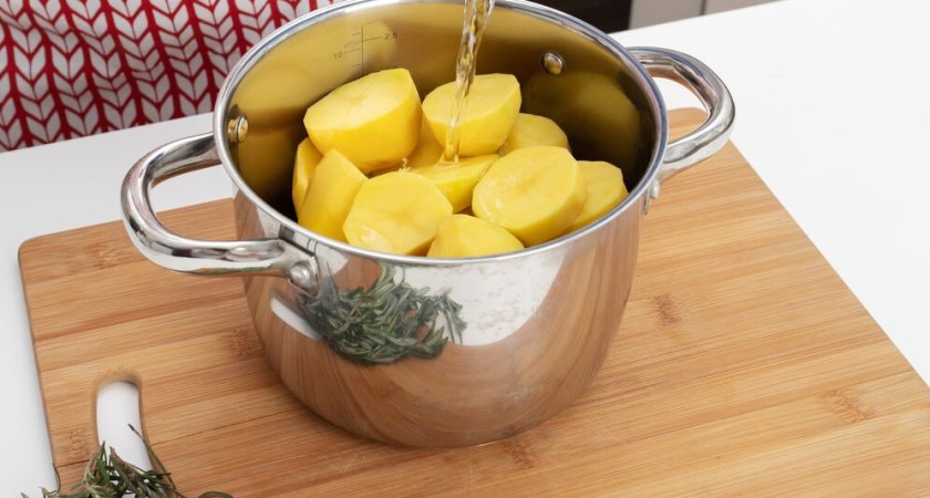 Картофель всегда варю в "особой" воде — впитывает всё блаженство: вот каким секретом поделились шеф-повара