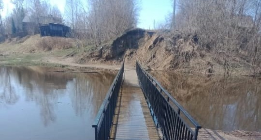 Под Костромой дети рискуют жизнью на подтопленном мосту через реку Янгу