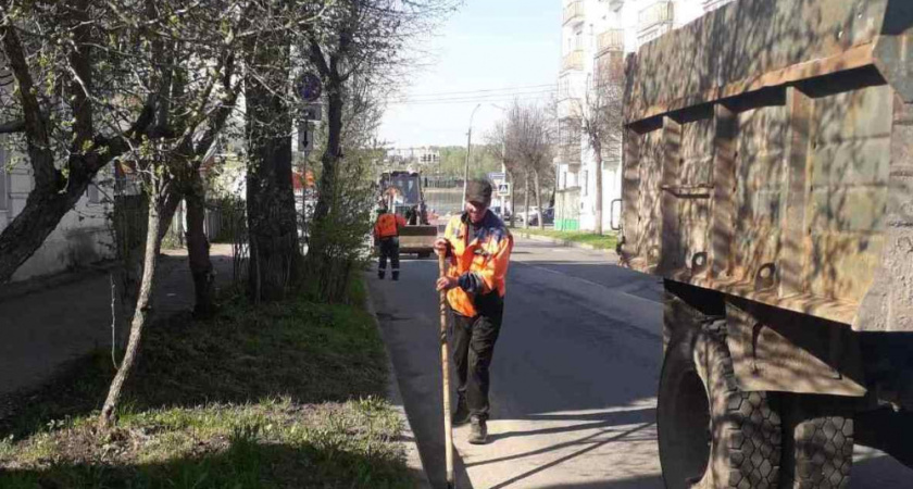 В Костроме продолжается весенний месячник по санитарной уборке города