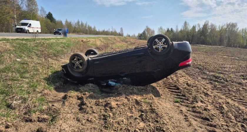 На трассе в Костромской области иномарка съехала с дороги и перевернулась: есть пострадавшие
