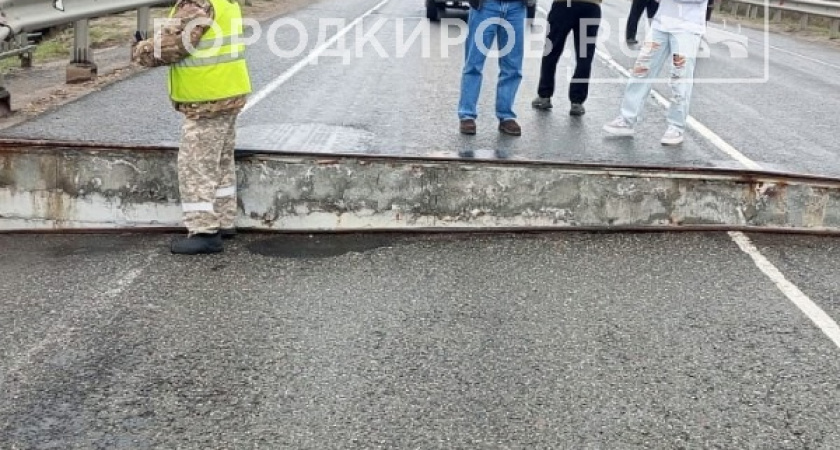 Движение перекрыто: большегрузы повредили мост через  Молому на трассе «Кострома-Шарья-Киров-Пермь»