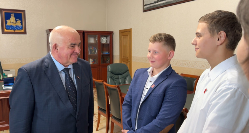 Губернатор Костромской области наградил двух подростков из Неи, которые спасли тонущего человека