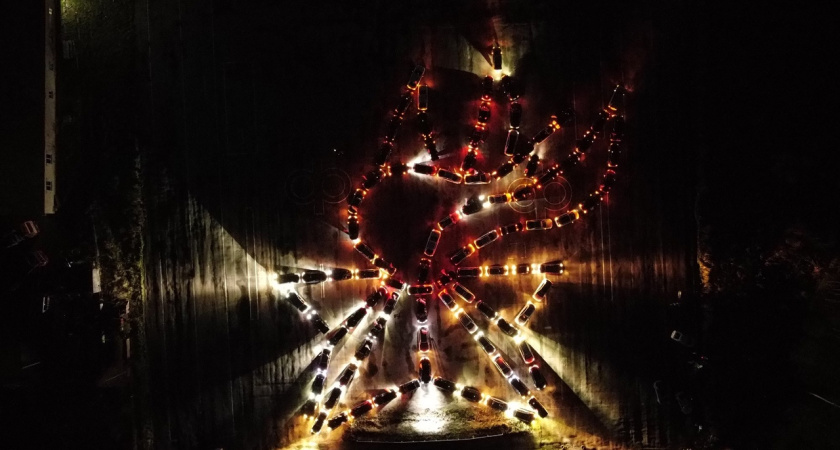 В Костроме автолюбители выстроили из 99 машин Вечный огонь