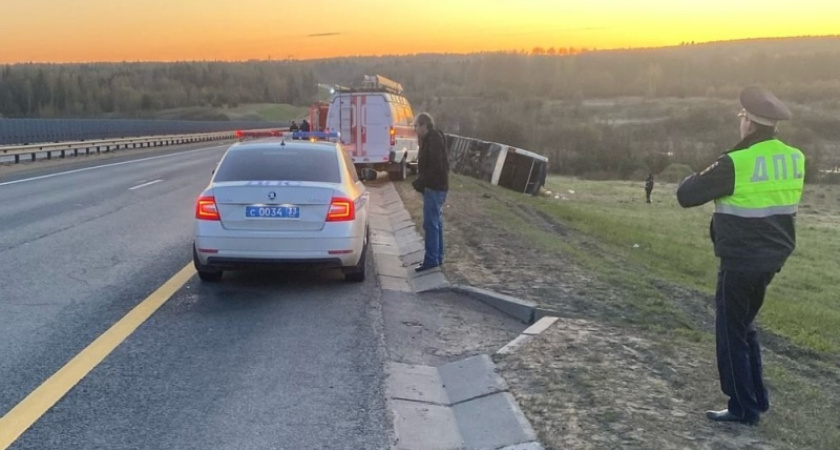 Автобус с костромскими туристами перевернулся под Владимиром