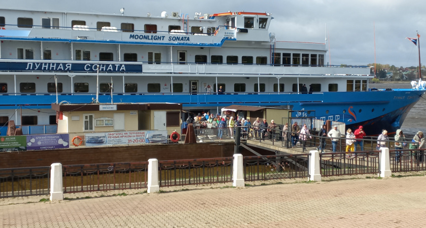 В Кострому впервые в году прибыл теплоход "Лунная соната"