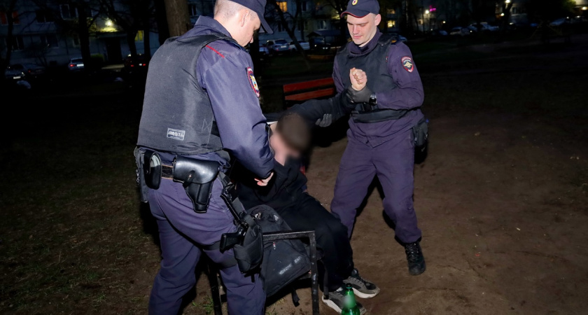 В Костроме задержали компанию с несовершеннолетними, которые распивали алкоголь на улице