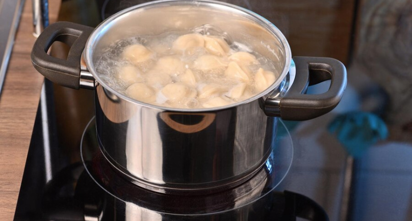 Не лаврушка и не петрушка: что добавить в бульон для пельменей, чтобы вкус как в 5-звёздочном ресторане