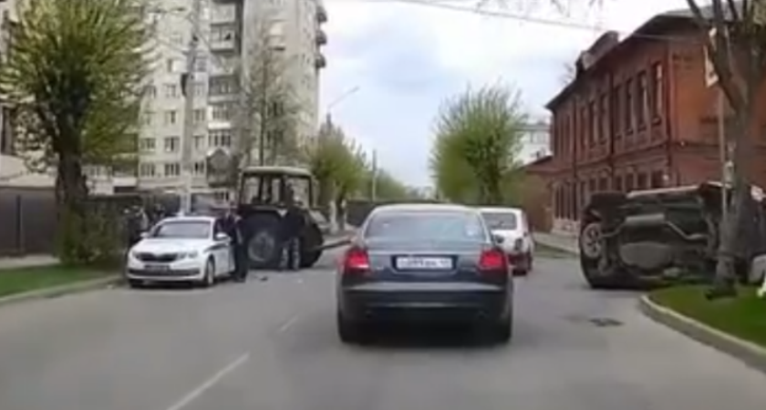 “Иномарка пошла на обгон и после удара перевернулась”: очевидцы о столкновении Geely и трактора