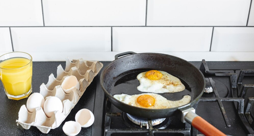 Не сало, не жир и не масло: на чём жарят яичницу продуманные хозяйки — запомните раз и навсегда
