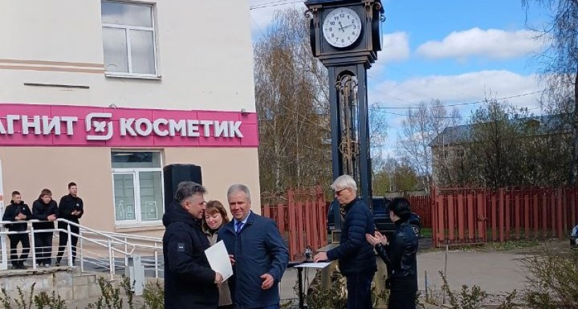 В Буе открыли обновленный торговый "пятачок" с часами