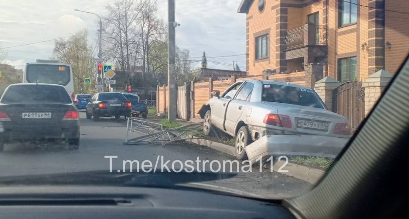 Автомобиль вылетел на обочину и снес ограждение на Речном проспекте