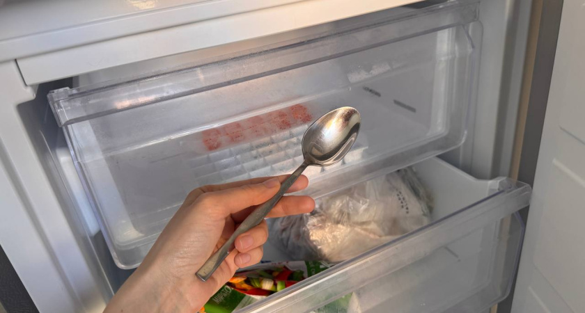 Соседка рассказала, зачем в морозилке всегда держит ложку - теперь тоже так делаю