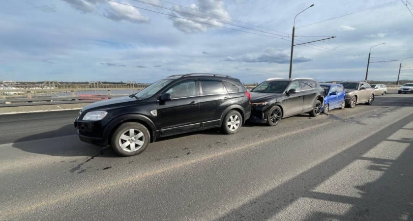 В жесткой аварии с четырьмя машинами на мосту через Волгу пострадала 14-летняя школьница