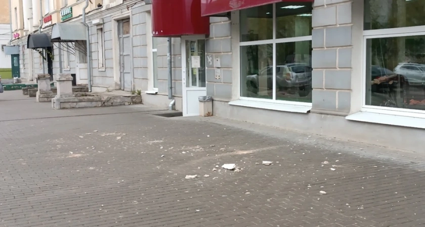 В Костроме на проспекте Текстильщиков с фасада дома летят кирпичи и штукатурка