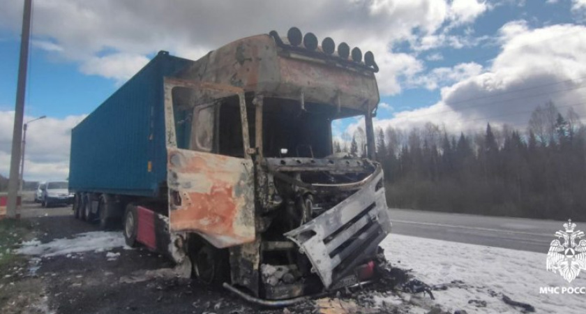 На трассе в Костромской области загорелась фура