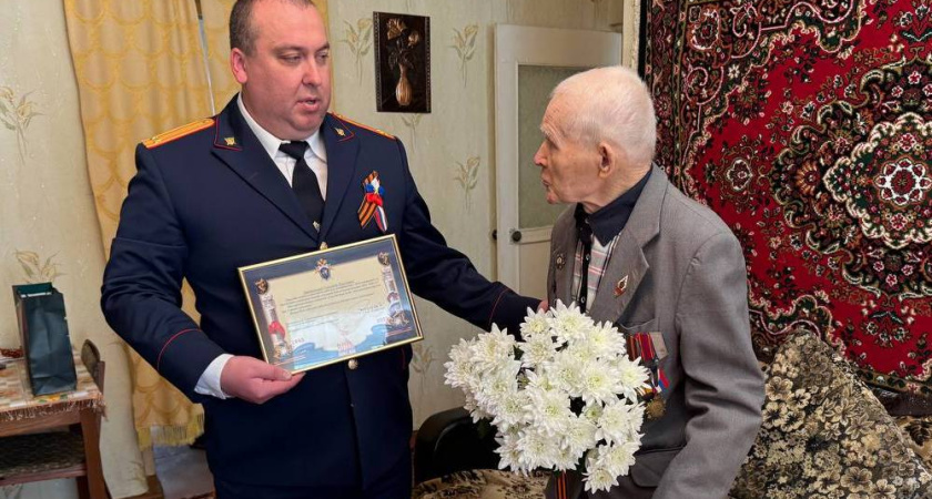Офицеры СК навестили ветерана-героя Сталинградской битвы в преддверии Дня Победы