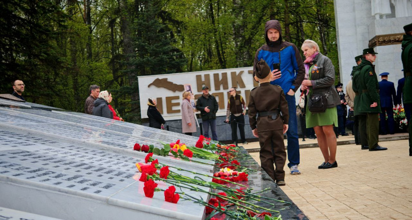 Костромичи возложили цветы к обновленному Вечному огню