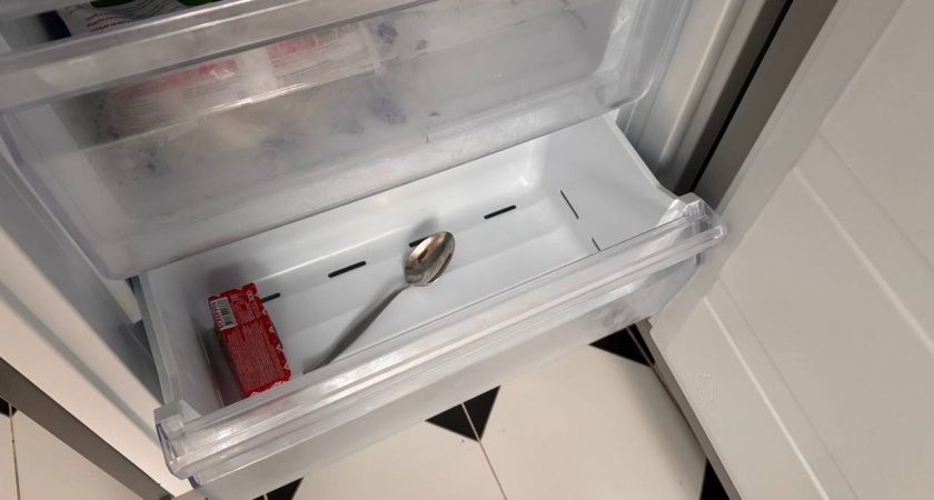 Соседка по секрету рассказала, зачем в морозилке всегда держит ложку - теперь тоже так делаю