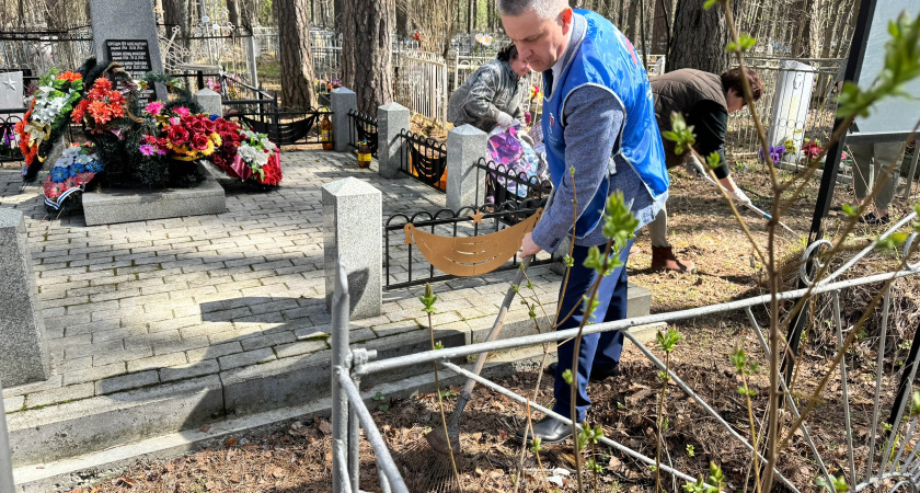 В Костромской области волонтеры и школьники благоустраивают могилы ветеранов