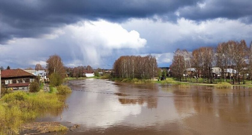 В Солигаличе река Кострома начала подтапливать дамбу