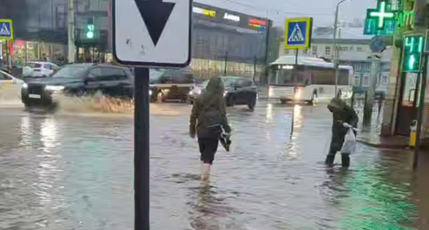 Водопады с крыш, реки по колено и град: в Костроме рассказали о последствиях вечерней грозы 13 мая