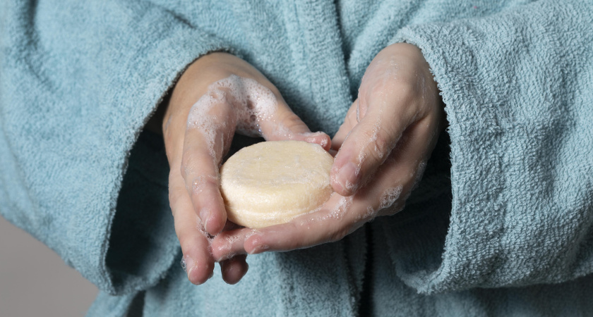 Узнала, зачем хозяйки смешивают мыло с марганцовкой: делюсь с вами излюбленным лайфхаком