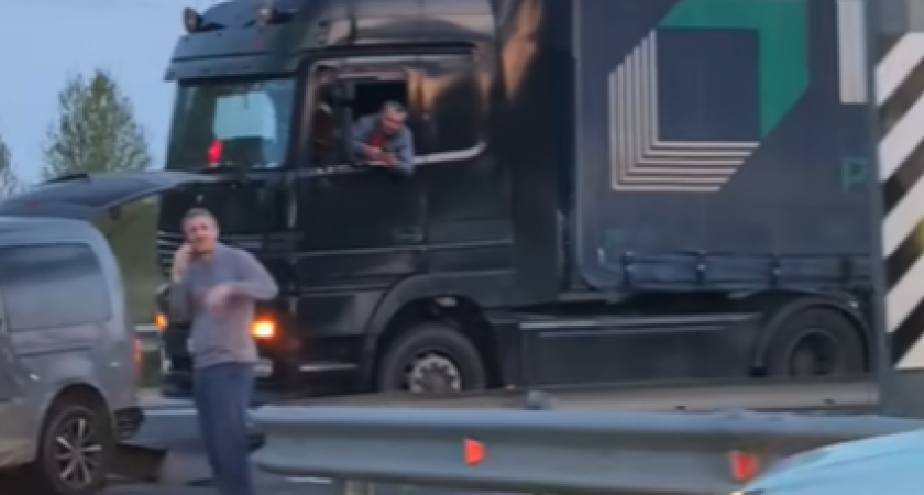 Легковушка попала под фуру на въезде в Кострому