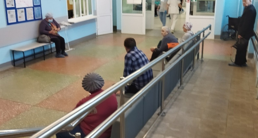 “Все помещения в ужасном состоянии”: в Костроме на головы пациентов поликлиники по улице Свердлова сыпется штукатурка