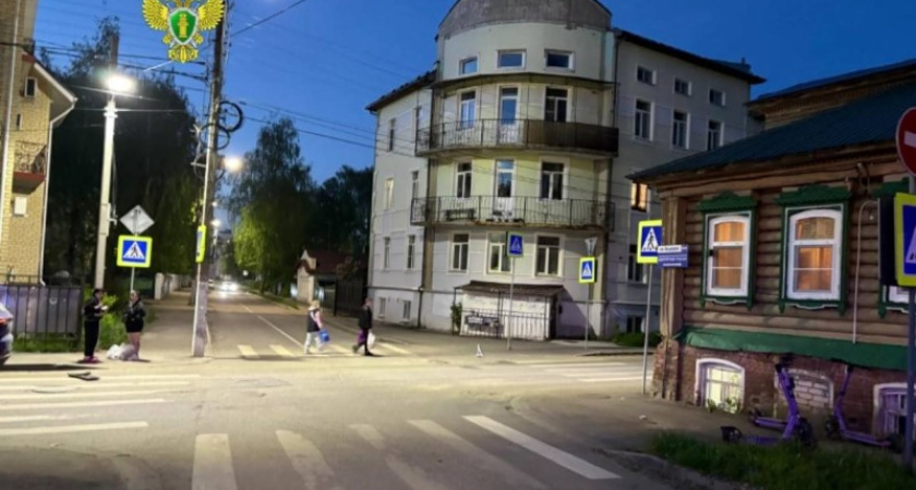 В Костроме подростки на самокате врезались в легковушку