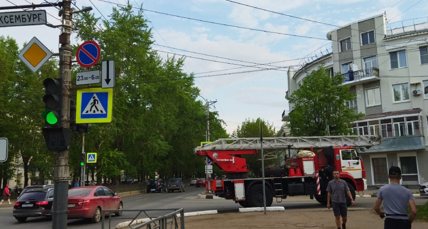 В Галиче неосторожное обращение с огнем привело к пожару в заброшенном ангаре