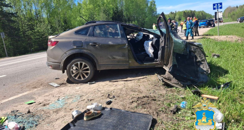 Двое погибли и пять пострадали в массовой аварии на трассе в Островском районе