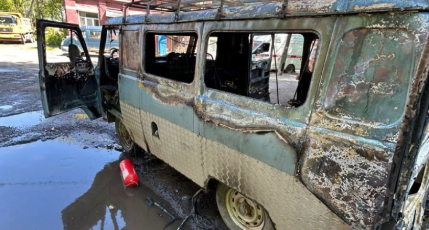 В Костроме во время движения вспыхнула "буханка" с прицепом