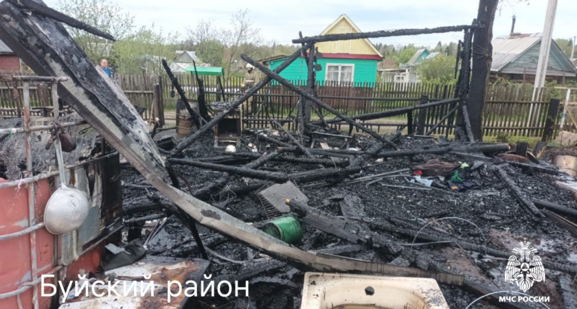 Пожар в Буйском районе и Костроме: огонь уничтожил два жилых дома