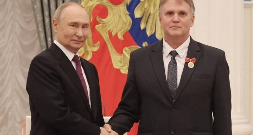 Директор костромской школы №30 получил знак отличия из рук Путина