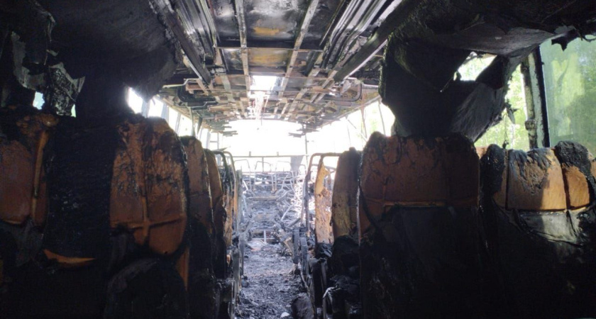 "Пламя охватило салон моментально": в Костромской области на "Золотом кольцо" сгорел автобус, перевозивший более 20 школьников