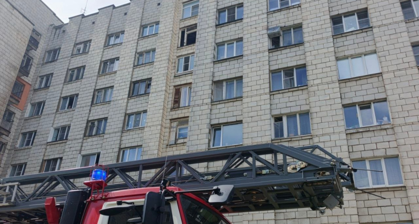 В Костроме из пылающей многоэтажки на улице Южной огнеборцы спасли четырех человек
