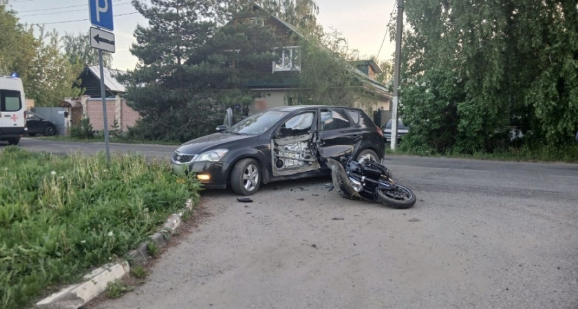 В Костроме на улице Береговой мотоциклист столкнулся с иномаркой: есть пострадавшие
