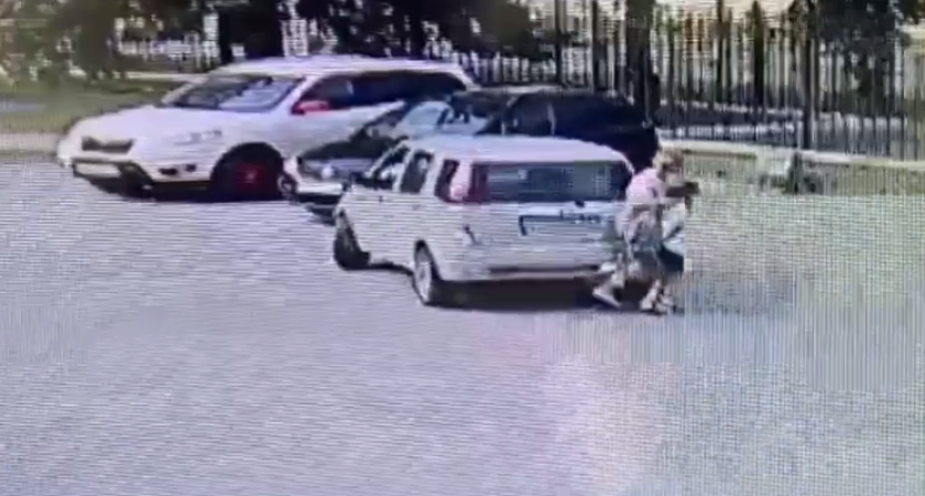 В Костроме водитель Suzuki сбил женщину, которая стояла с ребенком, и скрылся