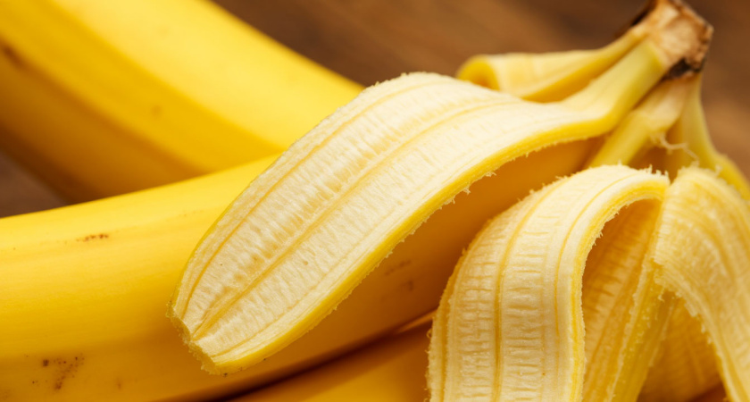 Банановую кожуру посыпаю солью — весь июнь не нарадуюсь своей смекалке: лучший лайфхак для лентяев