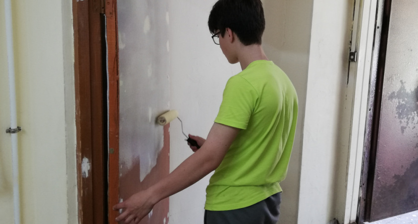 Костромские школьники помогают готовить школы к 1 сентября